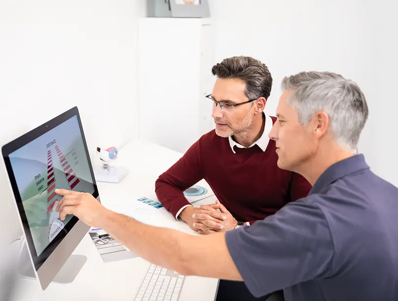 Ikänäkö: Kun lähinäkö on heikentynyt, laserleikkaus voidaan tehdä lieventämään ikänäön vaikutuksia.