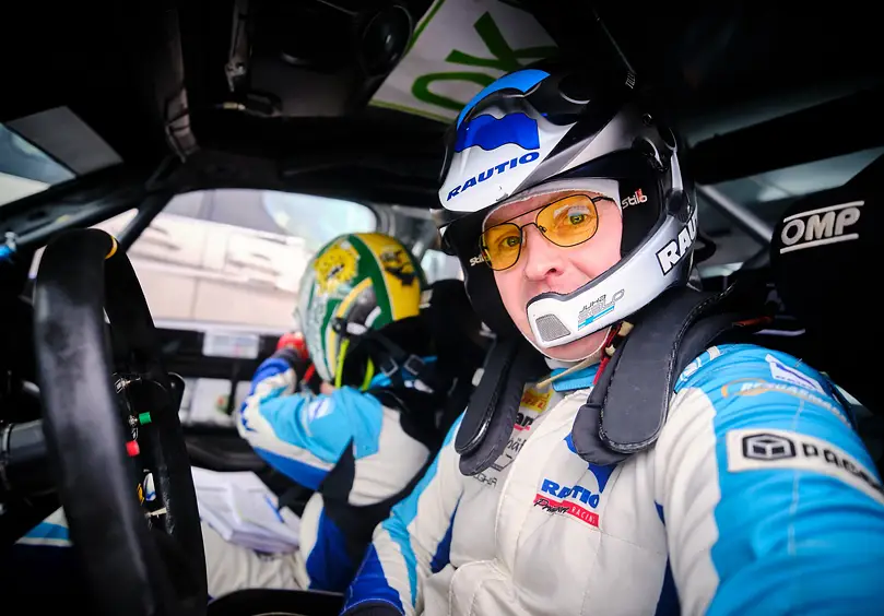 Silmäleikkaus oli Juha Salolle hyvä kokemus. Sen jälkeen hän on ajaessa käyttänyt kontrastien erottamista helpottavia keltaisia linssejä, ja ollut yllättynyt siitä, miten hankalilta silmälasit tuntuivat, kun oli tottunut elämään ilman niitä.