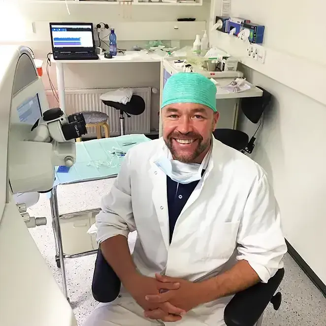 Kirurgi Jarno Ylitalo on perustanut The First Clinicin Helsinkiin, missä hän tarjoaa E926-laatustandardin mukaisia silmien laserleikkauksia.