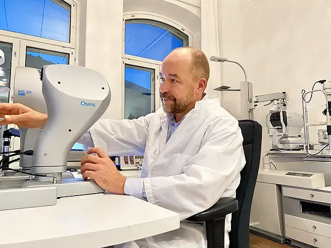 Kirurgi Jarno Ylitalo tekee huolelliset esitutkimukset ja jälkitarkastukset.