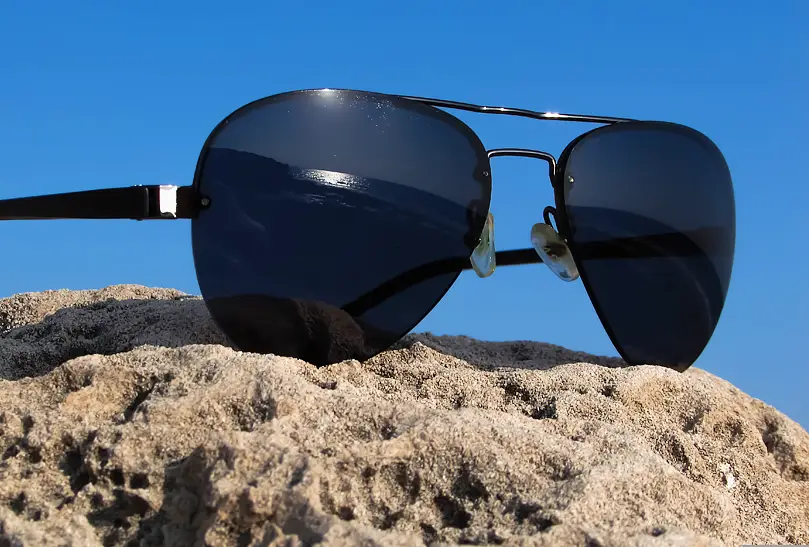 Vaulan pienokainen varmistaa, että kaikilla on aurinkolasit ulos lähtiessä.