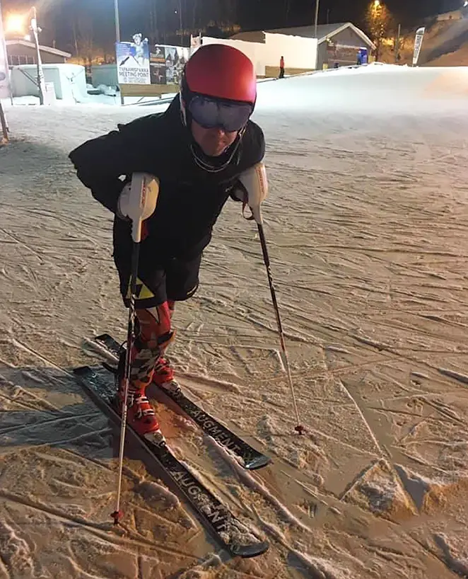 Pekka pääsi eroon piilolinsseistä, ja nyt ei enää voi käydä niin, että linssi tipahtaisi laskettelulasien sisään päässeen ilmavirran vaikutuksesta.